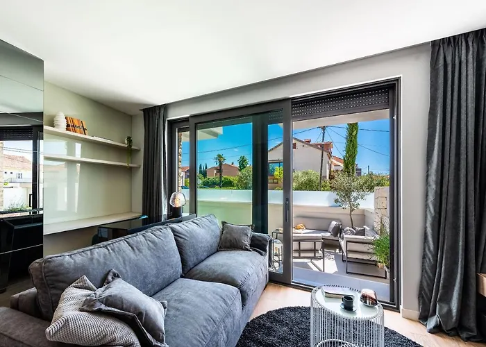 Luxury Luna With Private, Heated Pool Apartment