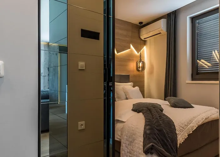 Luxury Luna With Private, Heated Pool Apartment