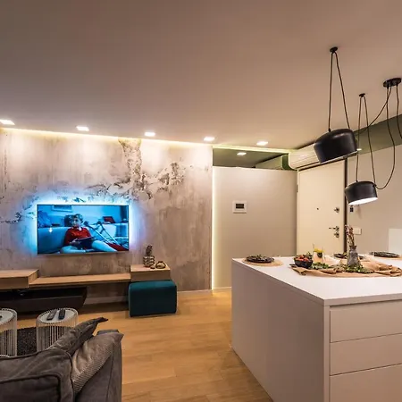 Luxury Luna With Private, Heated Pool Apartment *