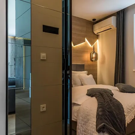 Luxury Luna With Private, Heated Pool Apartment